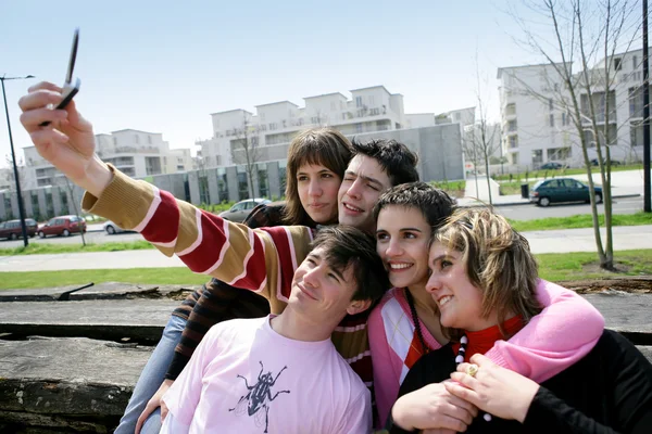 Groep tieners opknoping op Bank — Stockfoto