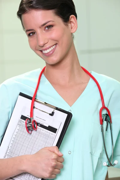 Brunette infirmière avec clip-board — Photo