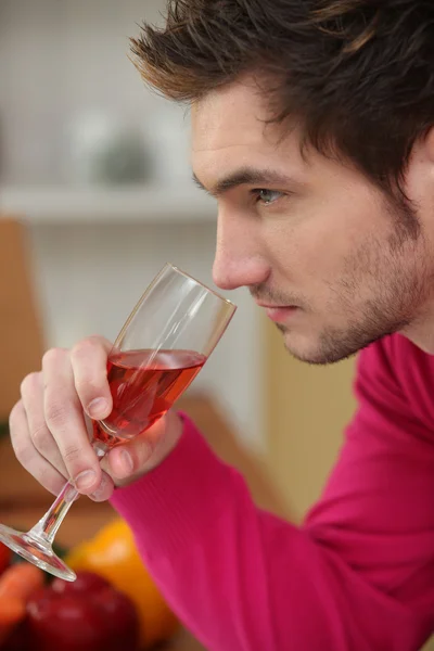 Junger Mann trinkt Wein — Stockfoto