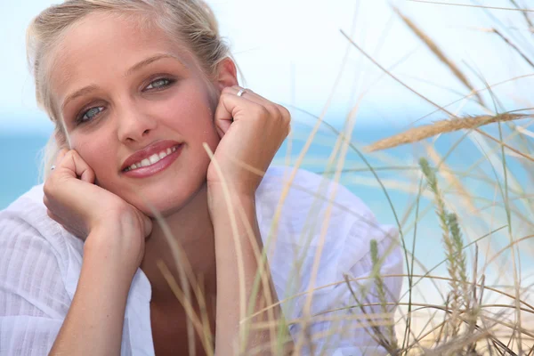 Привлекательная блондинка, лежащая на пляже — стоковое фото