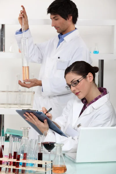 Man en vrouw in laboratorium — Stockfoto