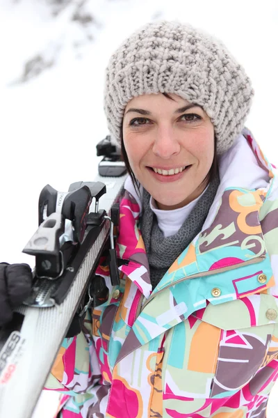 Portret van een mooie vrouw in skiresort — Stockfoto