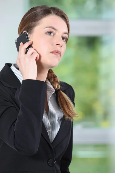 Junge Geschäftsfrau am Telefon. — Stockfoto