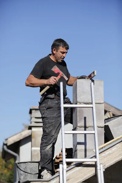 Tradesman building a chimney stack — Stock Photo, Image