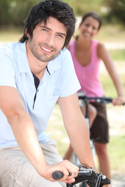 Casal andar de bicicleta — Fotografia de Stock