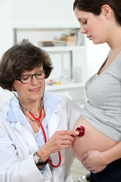 A terhes nő ő nőgyógyász. — Stock Fotó