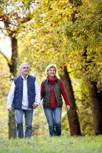 Paar genießt Spaziergang — Stockfoto