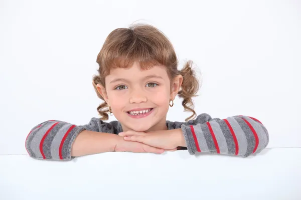 Portret van een klein meisje glimlachen — Stockfoto