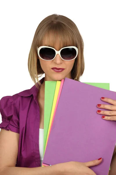 Жінка з файлами і великими сонцезахисними окулярами — стокове фото