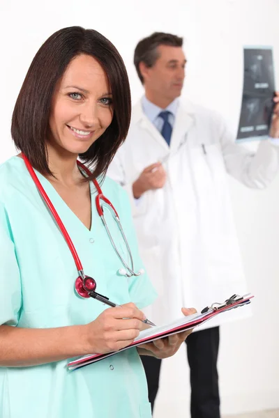 Красивая медсестра и врач в больнице — стоковое фото
