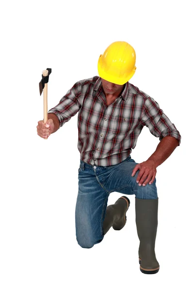 Stavební dělník pomocí sekery — Stock fotografie