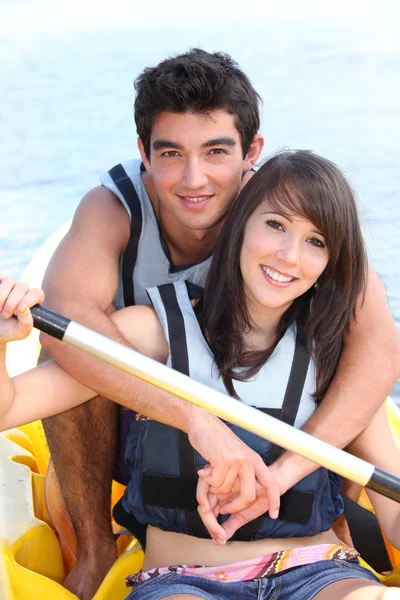 Ungt par i en paddel båt — Stockfoto