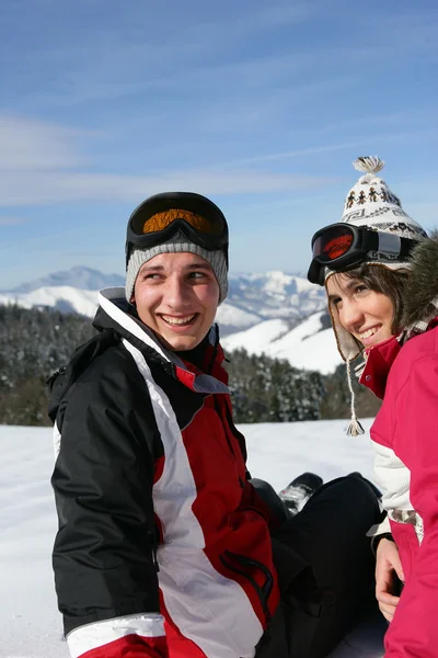 Kar üzerinde oturan kız ve erkek — Stok fotoğraf