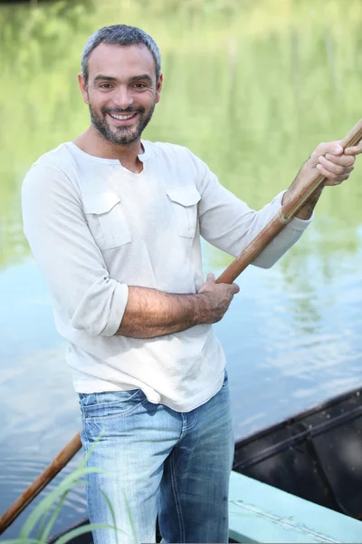 Człowiek w łodzi rzekę — Zdjęcie stockowe