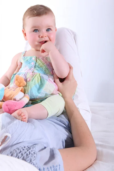 Dizlerinin üzerinde dinlenme Bebek annesi — Stok fotoğraf