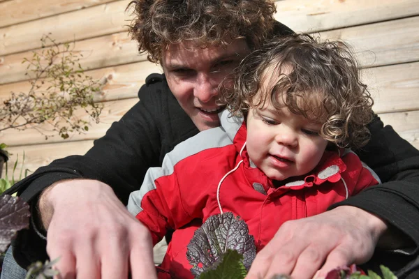 Man en kleine jongen tuinieren — Stockfoto