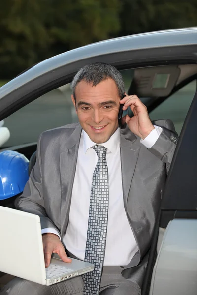 Arquiteto em carro falando no telefone móvel — Fotografia de Stock