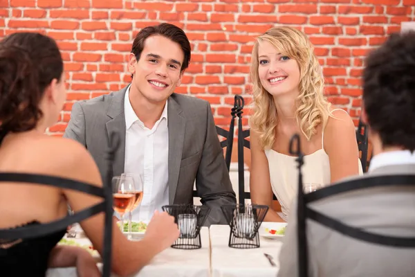 Δύο ζευγάρια σε ένα εστιατόριο — Φωτογραφία Αρχείου