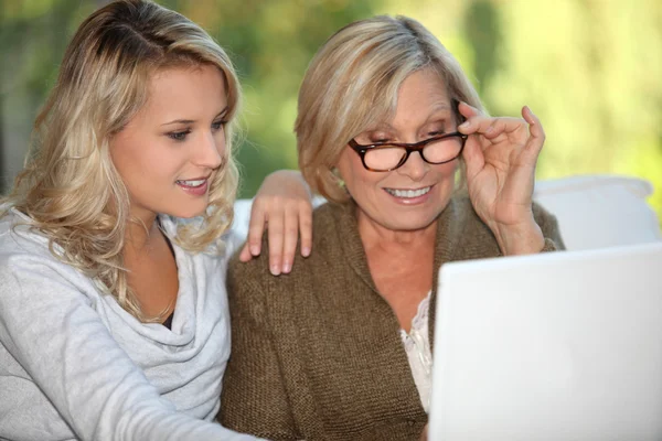 Mãe e filha sentaram-se com laptop — Fotografia de Stock