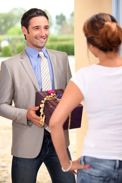 Muž dává dárek pro ženu — Stock fotografie