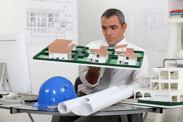 Contractor holding model — Stock Photo, Image