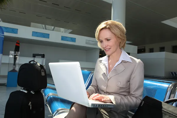 Femme d'affaires sur ordinateur portable — Photo