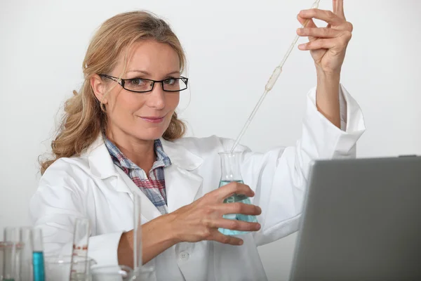 Kobieta Naukowiec pracuje w laboratorium. — Zdjęcie stockowe