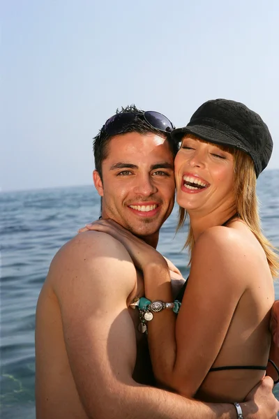 Счастливая пара на берегу моря — стоковое фото