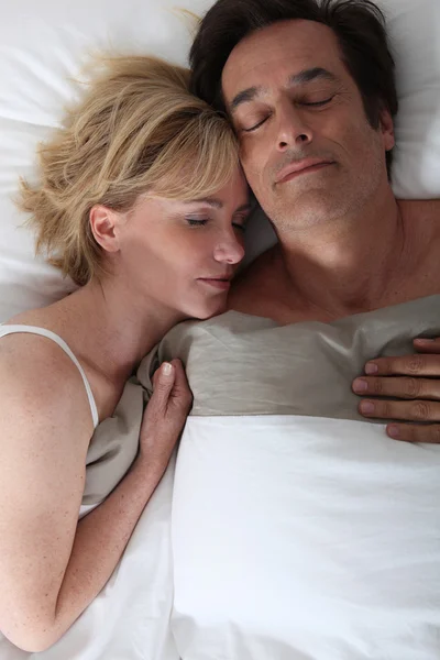 Man och hustru sova — Stockfoto