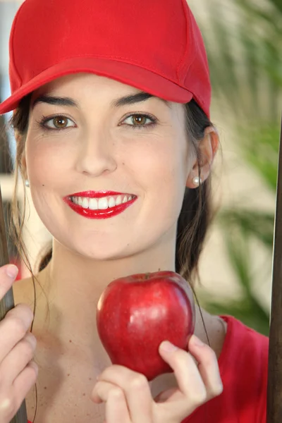 Γυναίκα που κρατά κόκκινο μήλο — Φωτογραφία Αρχείου