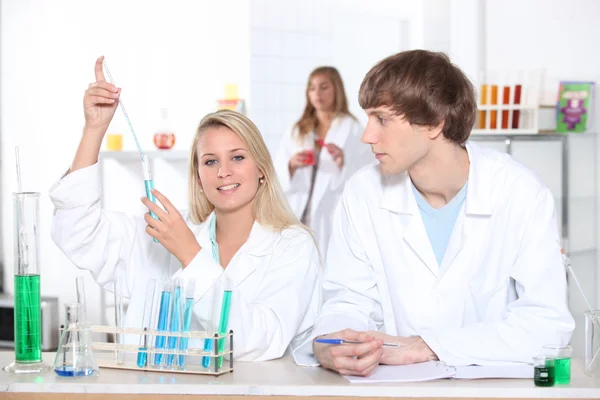 Wetenschapsstudenten in laboratorium — Stockfoto