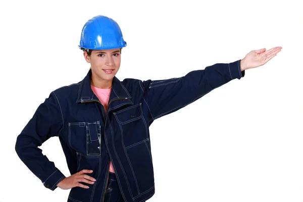 Eine Handarbeiterin, die etwas präsentiert. — Stockfoto