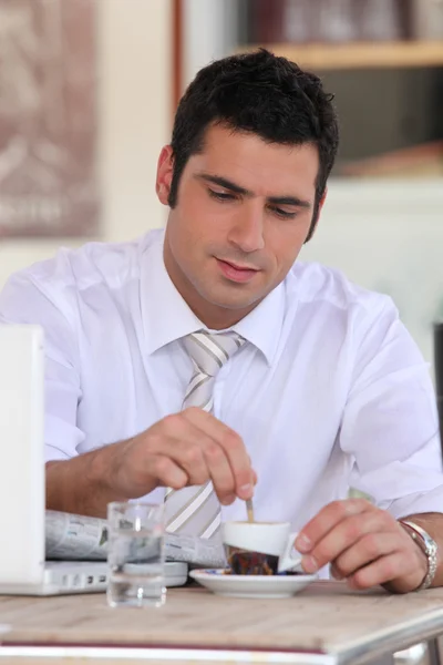Affärsman med en expresso i café — Stockfoto