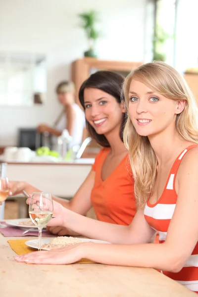 Kvinnliga housemates äta tillsammans — Stockfoto