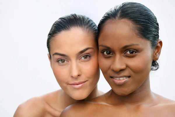 Zwarte en witte vrouw poseren samen — Stockfoto