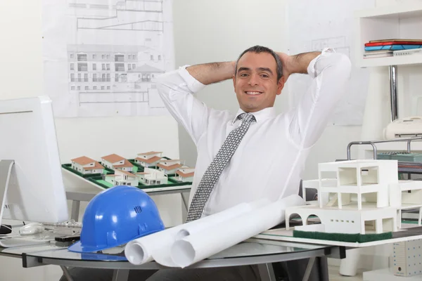Счастливый архитектор в своем офисе — стоковое фото