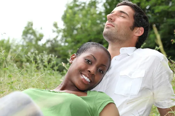 Portrait of a couple on the grass — Stock Photo, Image