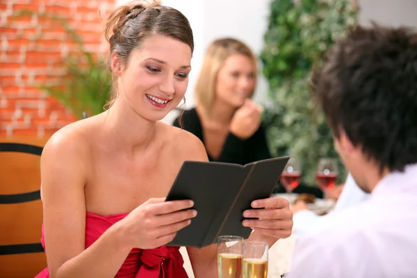 Casal encomendar em um restaurante — Fotografia de Stock