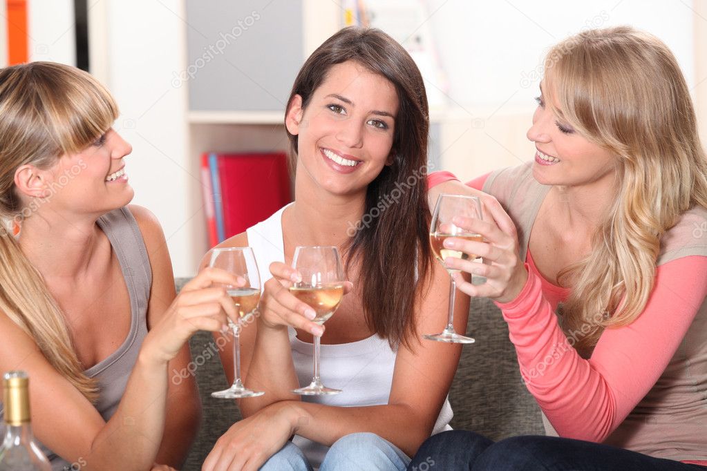 Давайте выпьем за подруг. Пить вместе с девушкой. Выпьем вместе. Три подруги пьют вино. Подруга пьет вместе.