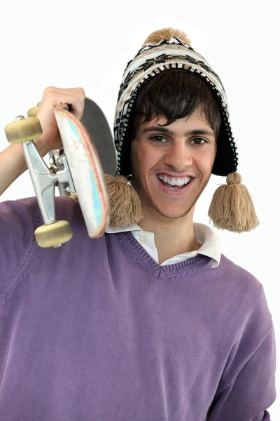 Ung man bär en skateboard — Stockfoto