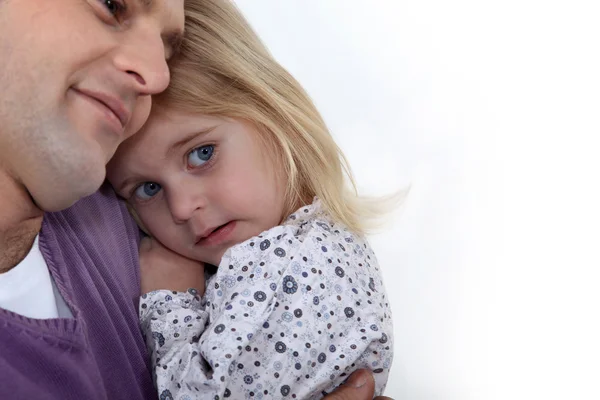 Отец обнимает маленькую девочку — стоковое фото