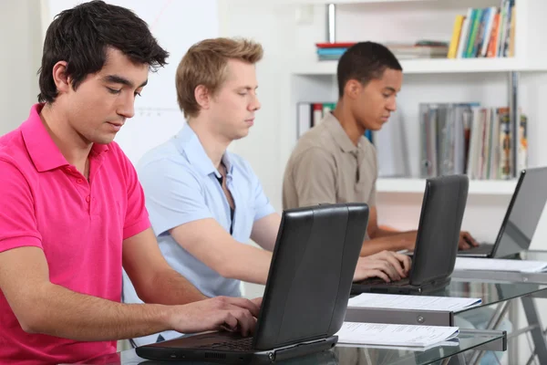 Σπουδαστές που χρησιμοποιούν φορητούς υπολογιστές — Φωτογραφία Αρχείου