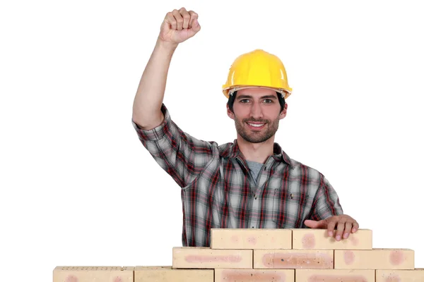 Счастливого каменщика, поднимающего кулак — стоковое фото