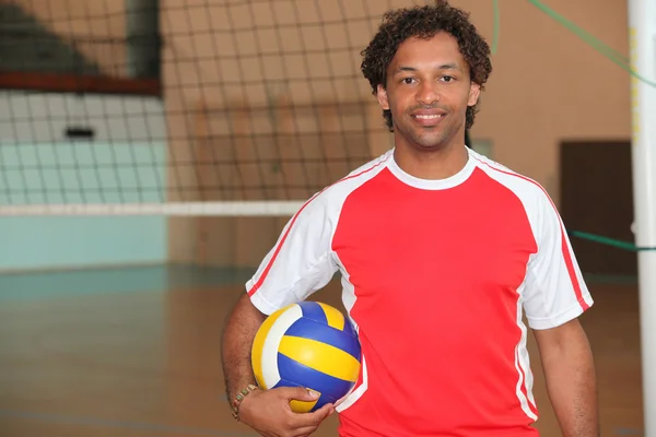 Jogador de voleibol ficou com a bola sob o braço — Fotografia de Stock