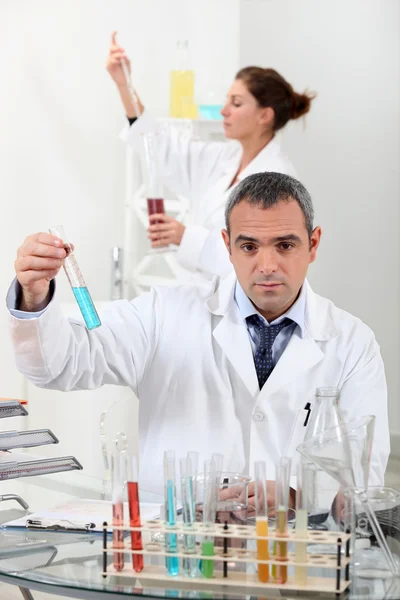 Vědci v laboratoři — Stock fotografie