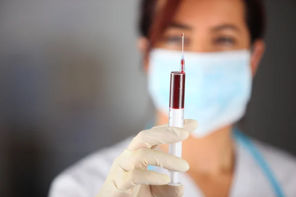 Женщина берет образец крови — стоковое фото