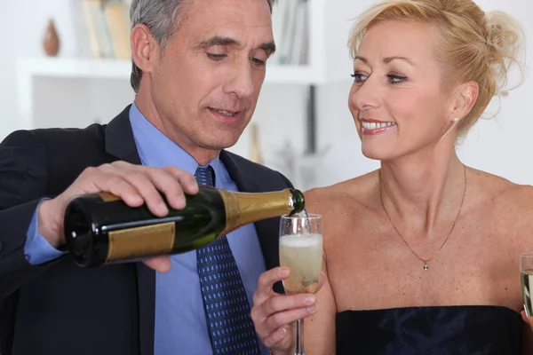 Couple intelligent buvant du champagne — Photo
