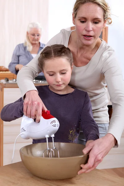 Mother and daughter whisking ingredients — Stock Photo, Image