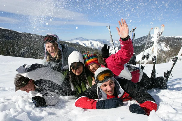 Skupina hraje ve sněhu — Stock fotografie