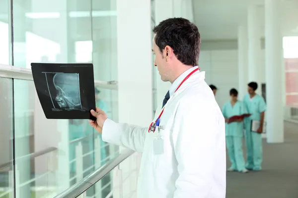 Médico do hospital a olhar para um raio-x — Fotografia de Stock